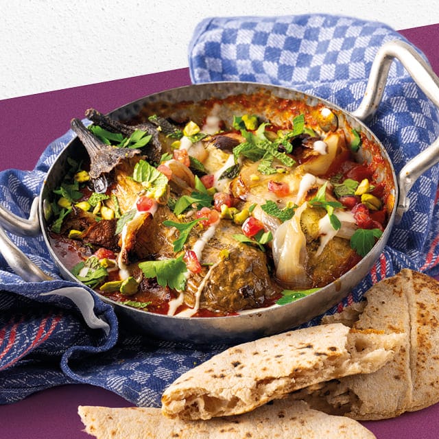 Geroosterde aubergine met tomatensaus en pitabrood